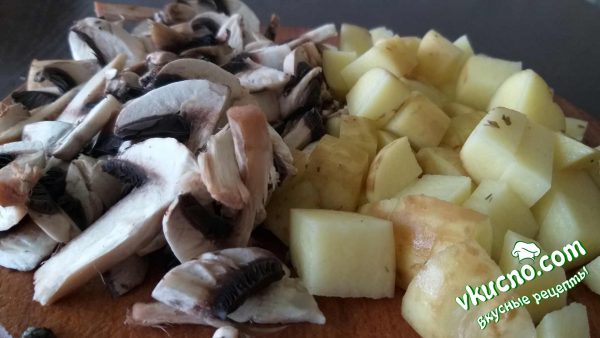 нарезанный картофель и грибы