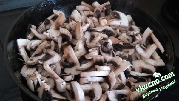 грибы жарятся на сковороде