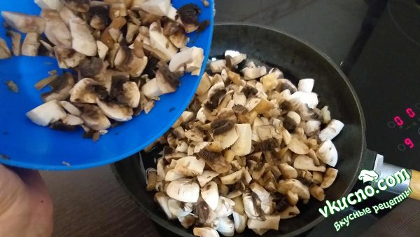 высыпаем измельченные грибы на сковороду