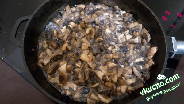 грибы жарим с подсолнечным маслом на сковороде