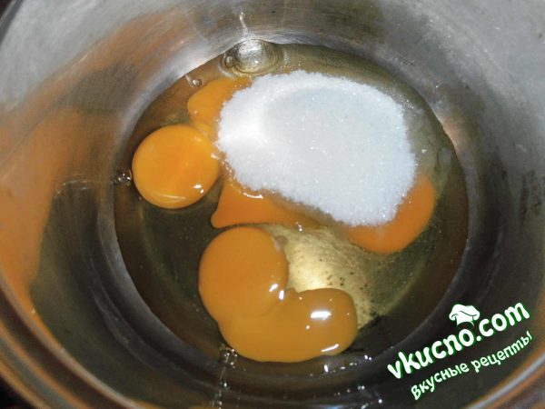 сахар с яйцами в миске