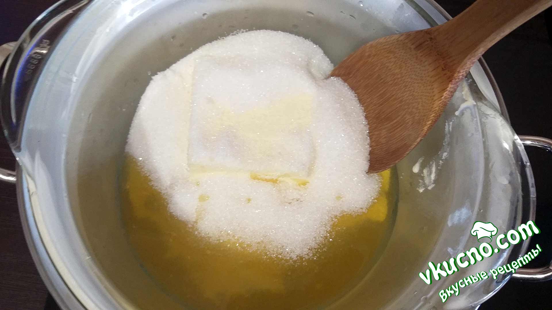 Мед на водяной бане. Мед и сахар. Сливочное масло растопить на водяной бане. Сахар растопленный в сахаре. Сахар на водяной бане