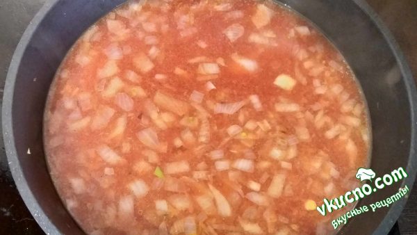 лук с томатным соком на сковороде