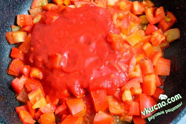 соус Dolmio с помидорами тушится на сковороде