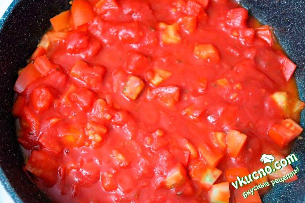 помидоры с водой тушатся на сковороде